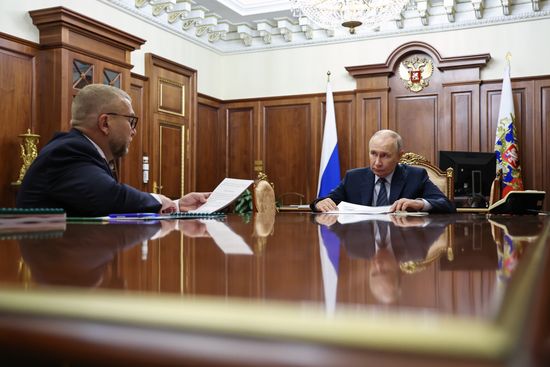  Президент Владимир Путин встретился с главой ФТС Валерием Пикалевым