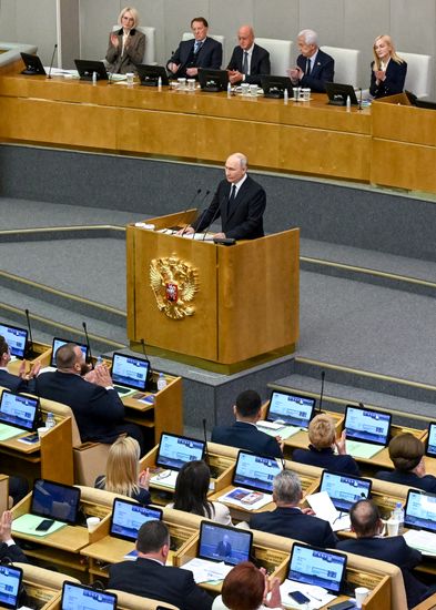 Первое пленарное заседание Госдумы РФ девятого созыва при участии президента Владимира Путина