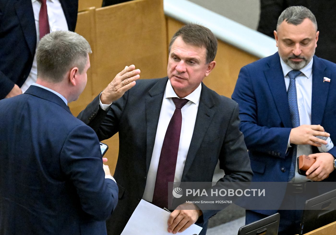 Первое пленарное заседание Госдумы РФ девятого созыва при участии президента Владимира Путина