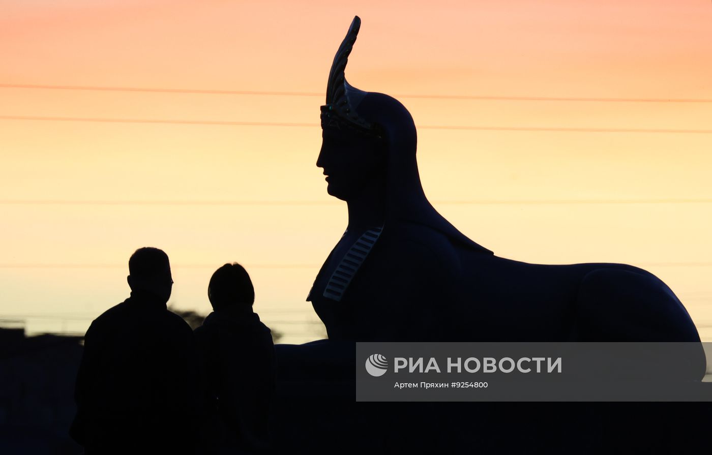 Скульптуры сфинксов вернули после реставрации на Египетский мост в Санкт-Петербурге