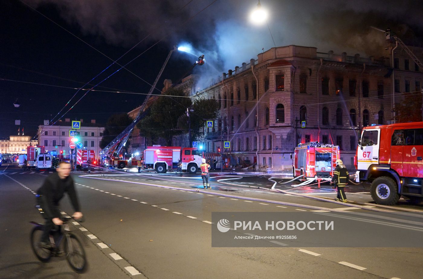 Пожар в историческом особняке на Исаакиевской площади в Санкт-Петербурге