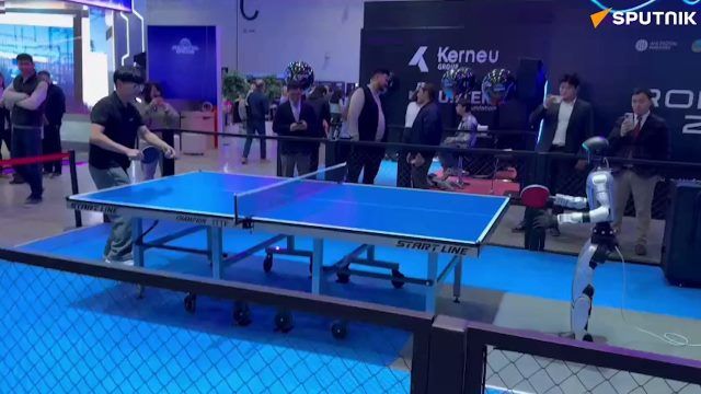 Робот играет в настольный теннис на международном IT-форуме AI & Digital Bridge в Астане