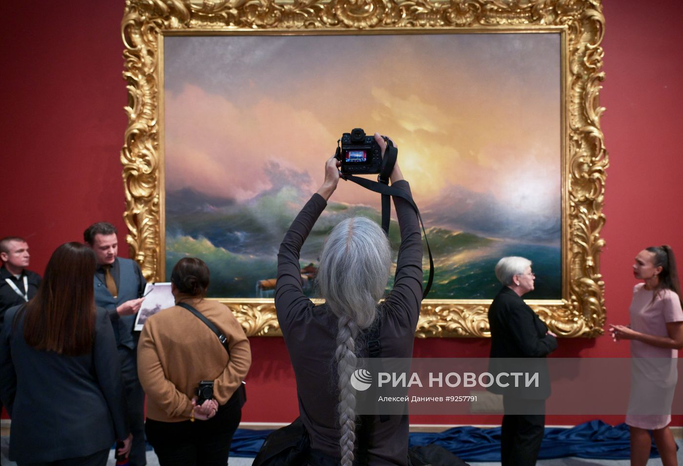 Картину Айвазовского "Девятый вал" представили в Русском музее после реставрации