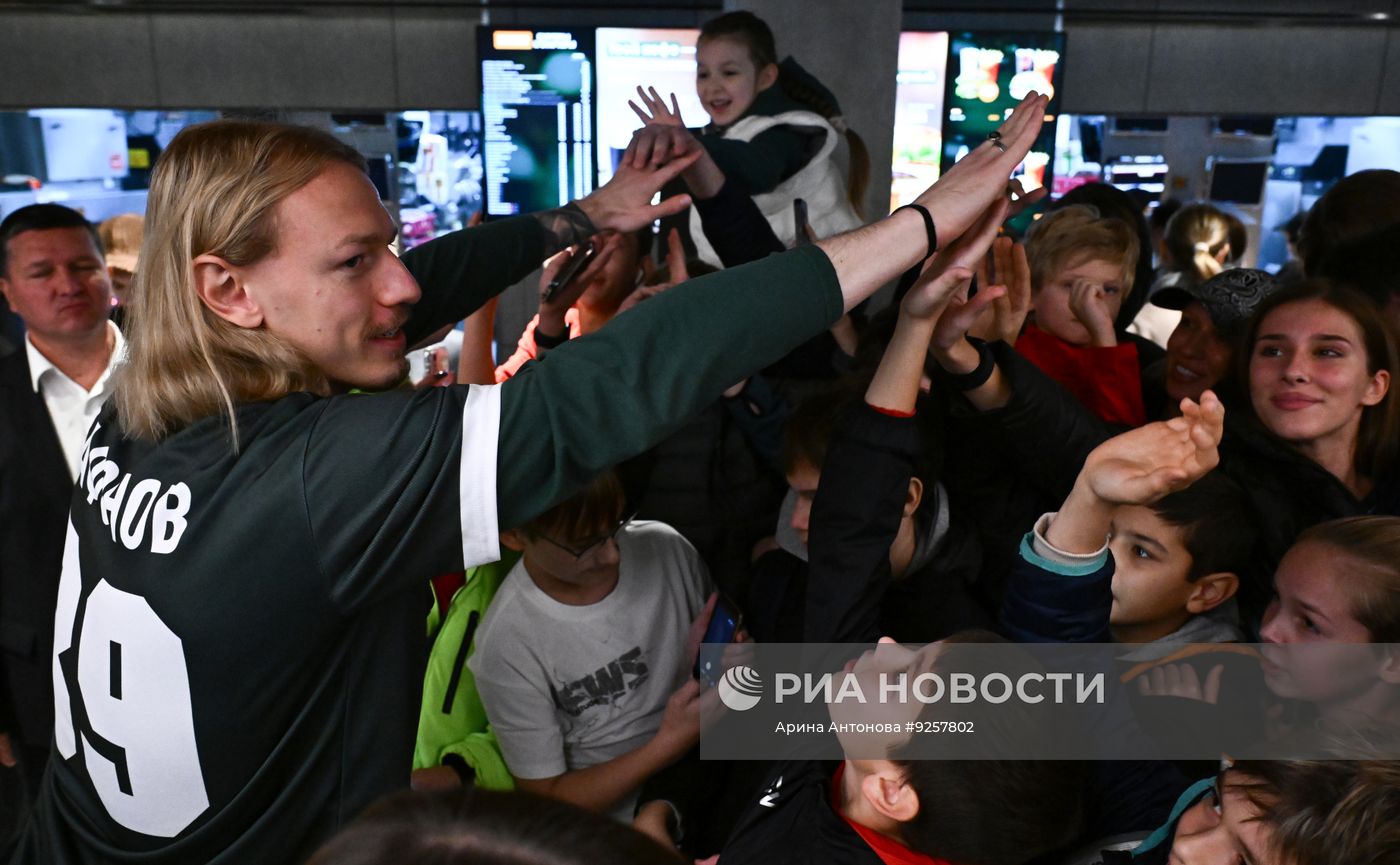 Встреча вратаря сборной России Матвея Сафонова с болельщиками в Москве