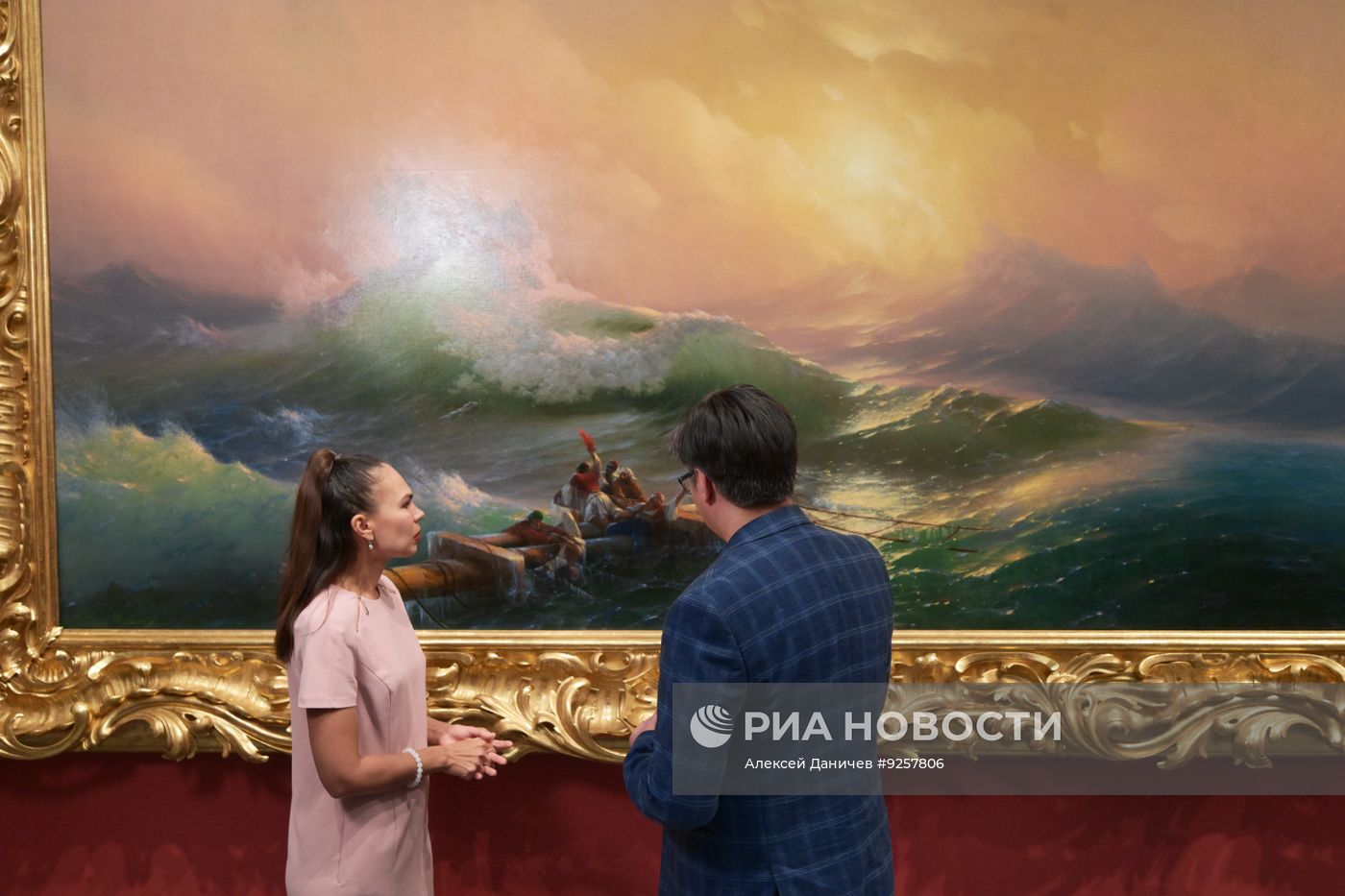 Картину Айвазовского "Девятый вал" представили в Русском музее после реставрации