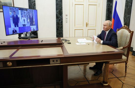 Президент Владимир Путин принял участие во встрече, посвященной открытию комплекса "Точка будущего" в Якутии