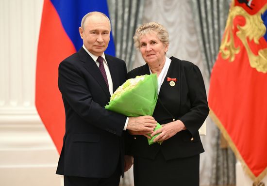 Президент Владимир Путин вручил госнаграды учителям