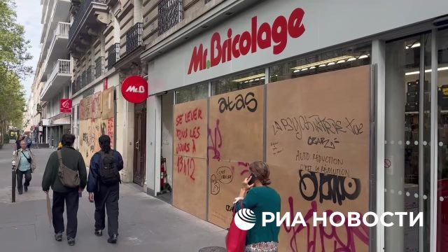 Заколоченные досками витрины магазинов и кафе в Париже