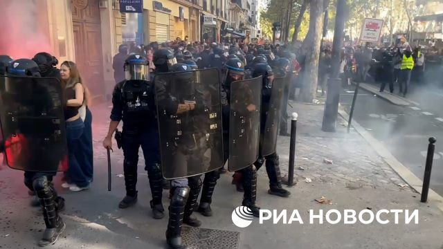 Шумовые гранаты и слезоточивый газ: стычки протестующих с полицией в Париже