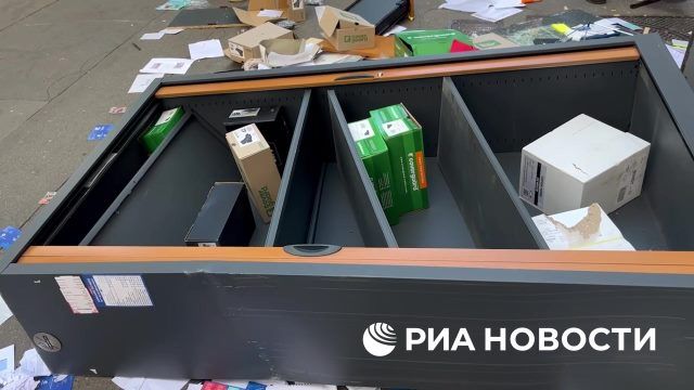 Протестующие в Париже учащиеся крушат офисы и магазины