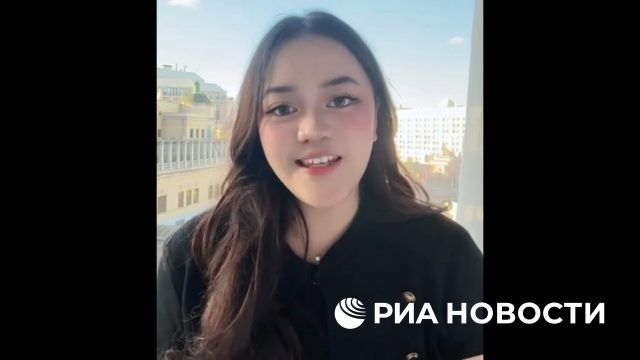 Индонезийская блогерша поздравляет Путина с днем рождения на русском