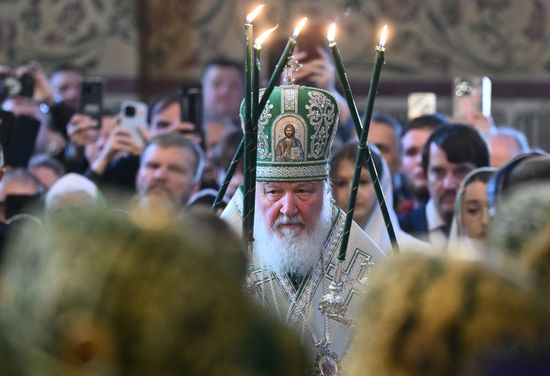 Божественная литургия в Успенском соборе Свято-Троицкой Сергиевой Лавры