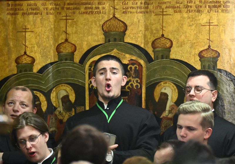 Божественная литургия в Успенском соборе Свято-Троицкой Сергиевой Лавры