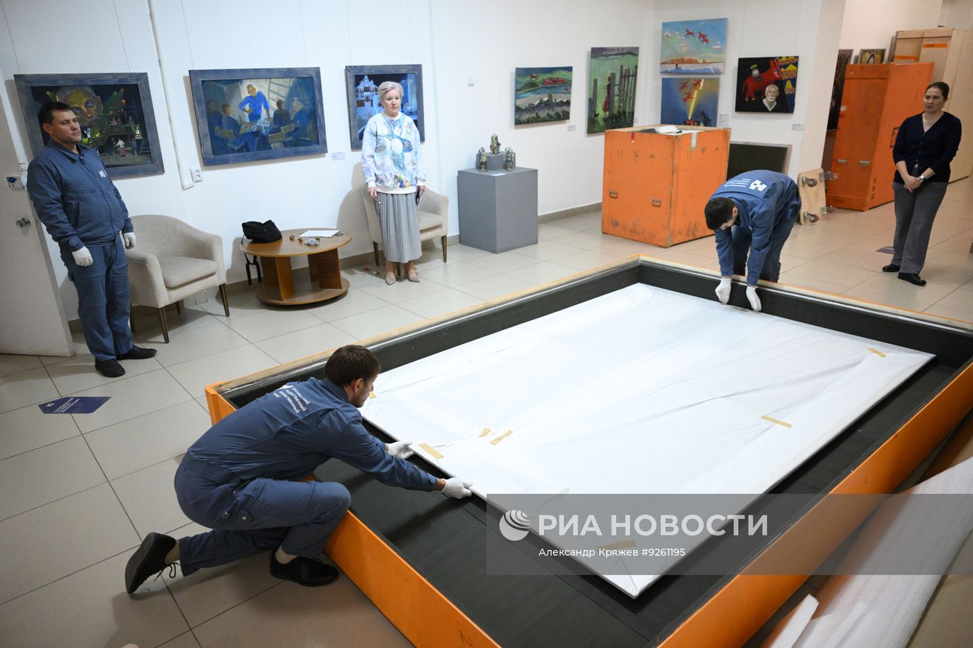 Распаковка экспонатов выставки "Рафаэль. Версии" в Новосибирске