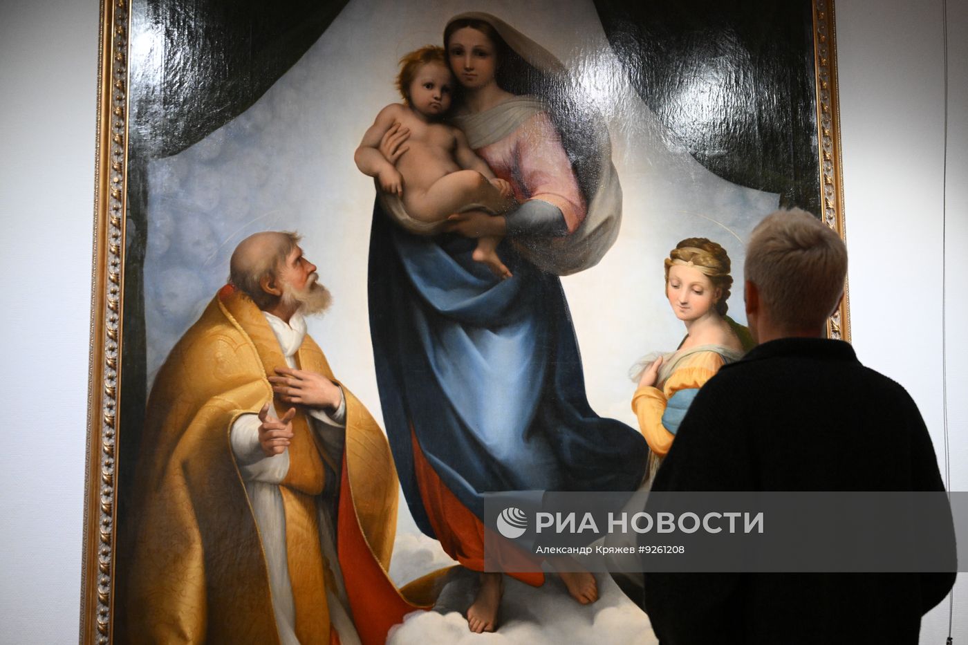 Распаковка экспонатов выставки "Рафаэль. Версии" в Новосибирске