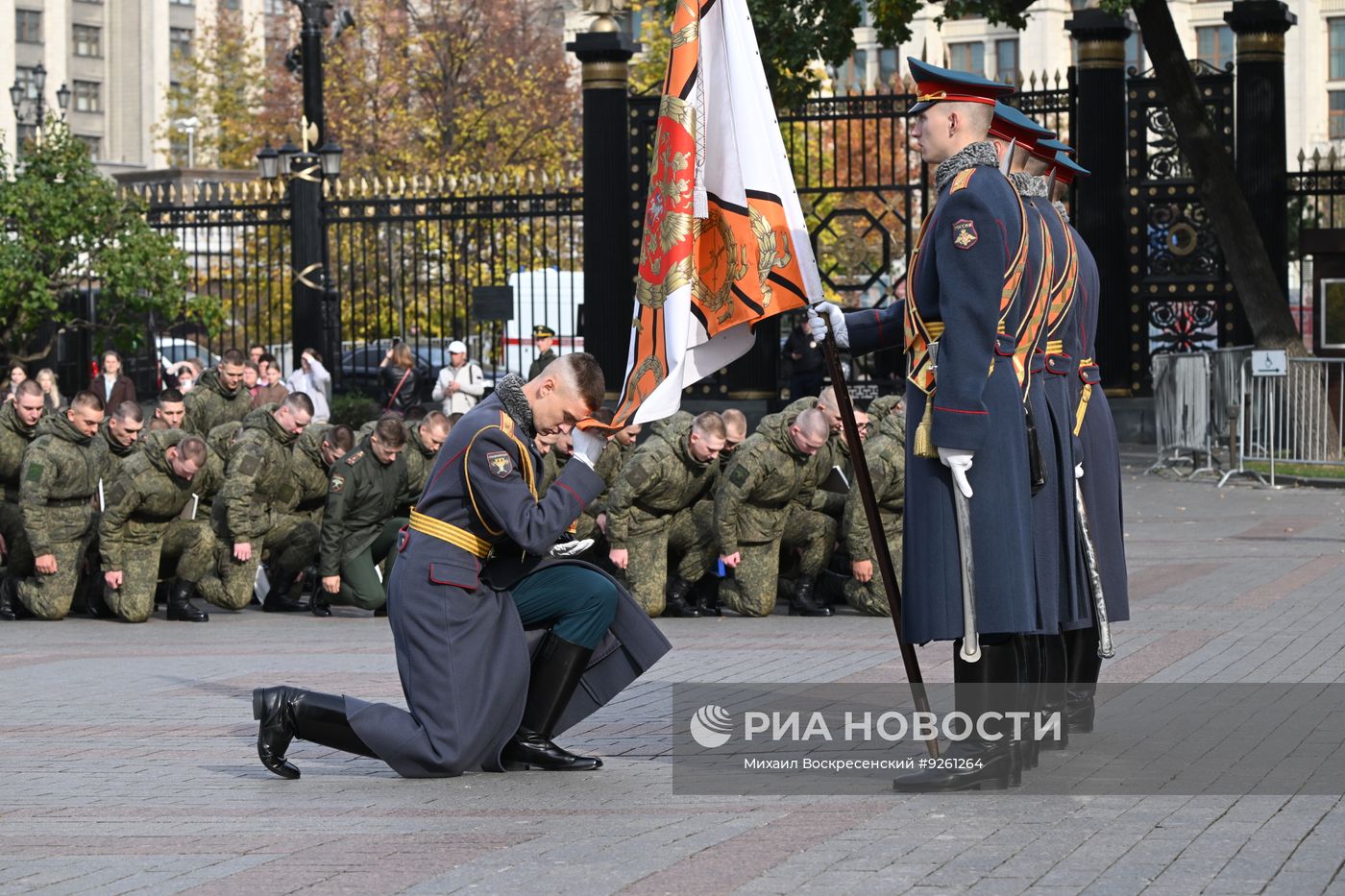 Церемония увольнения в запас военнослужащих Преображенского полка в Москве