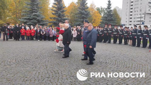 Церемония возложения цветов к памятнику "Ополченцы Москвы" прошла в столице