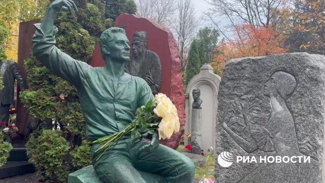 Памятник Юрию Григоровичу открыли в Москве