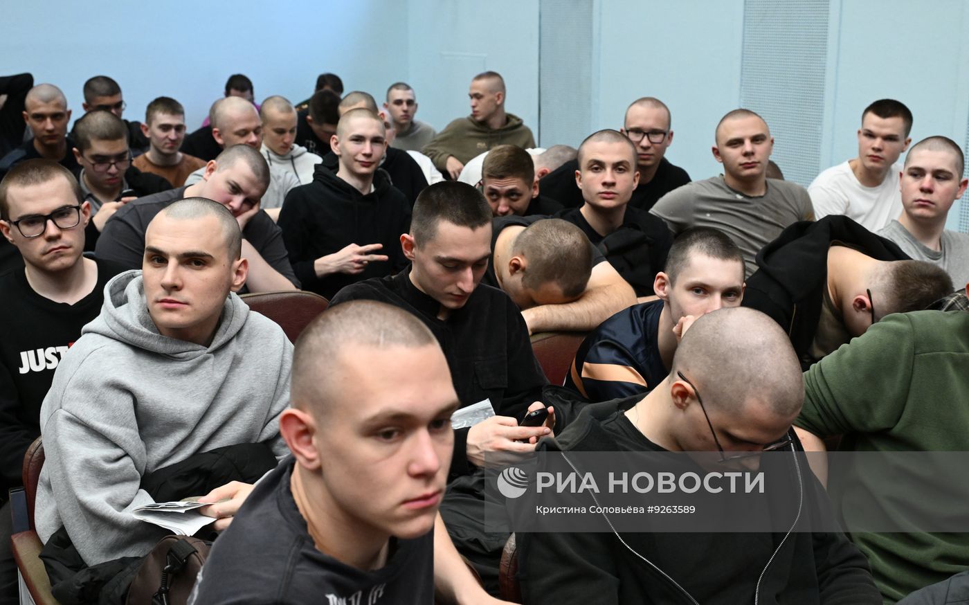 Отправка призывников со сборного пункта в Балашихе к местам прохождения военной службы