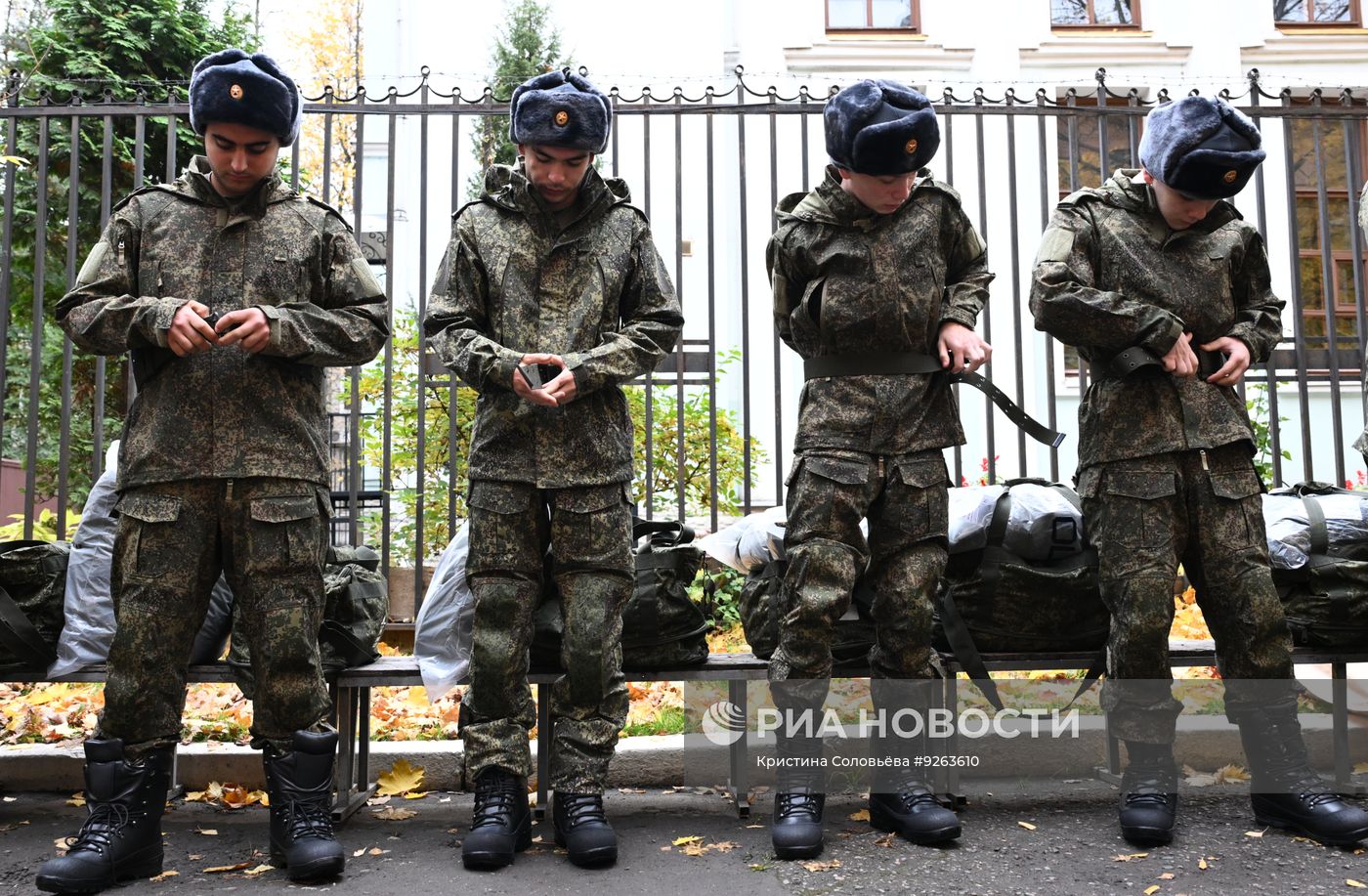 Отправка призывников со сборного пункта в Балашихе к местам прохождения военной службы