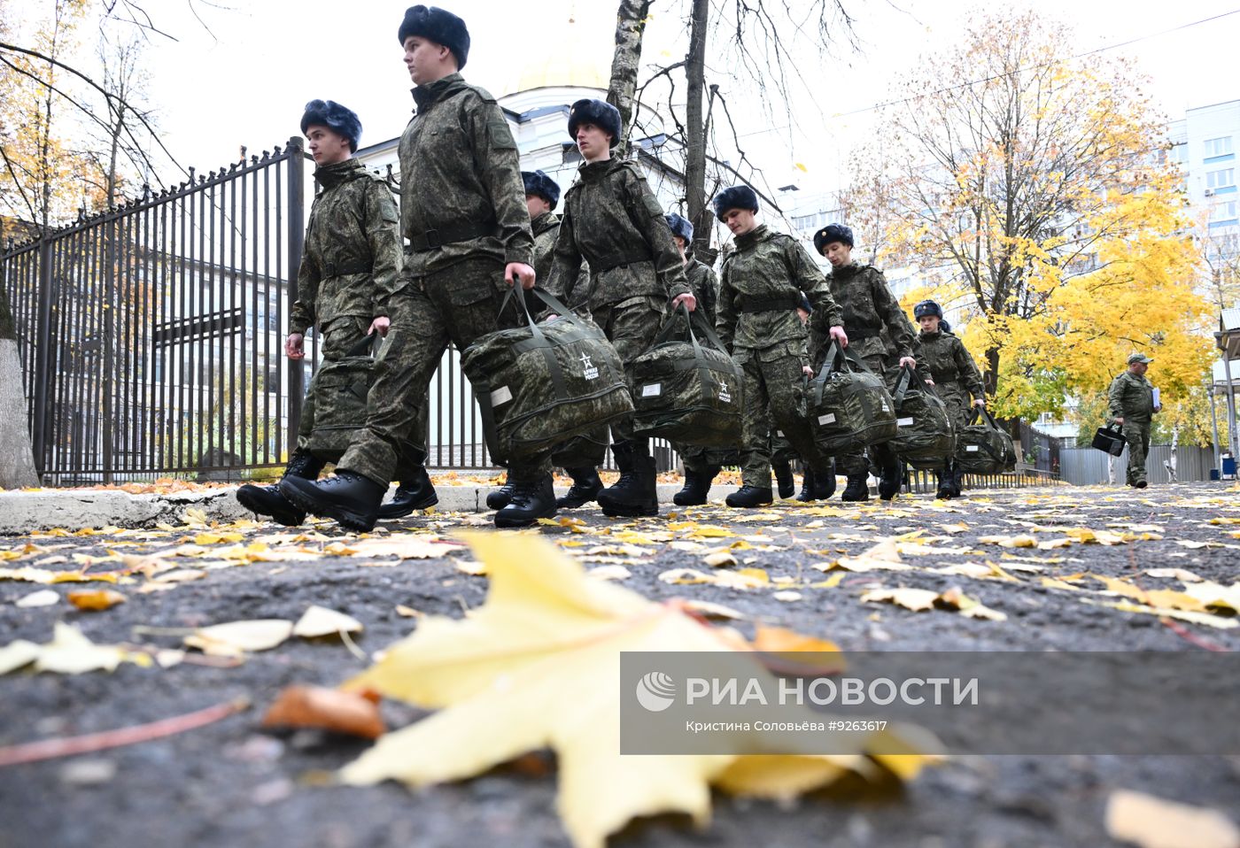 Отправка призывников со сборного пункта в Балашихе к местам прохождения военной службы