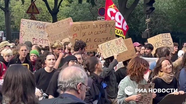Школьники и студенты на массовой протестной акции у мэрии Парижа