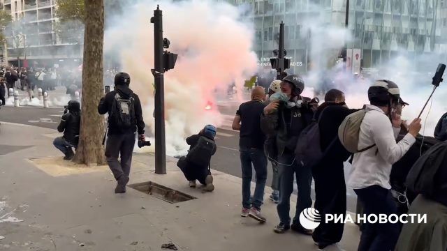 Полиция применила слезоточивый газ против участников демонстрации учащихся в Париже