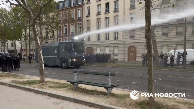 Разгон протестующих водометом