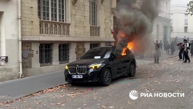 Горящий автомобиль на месте протестов в Париже