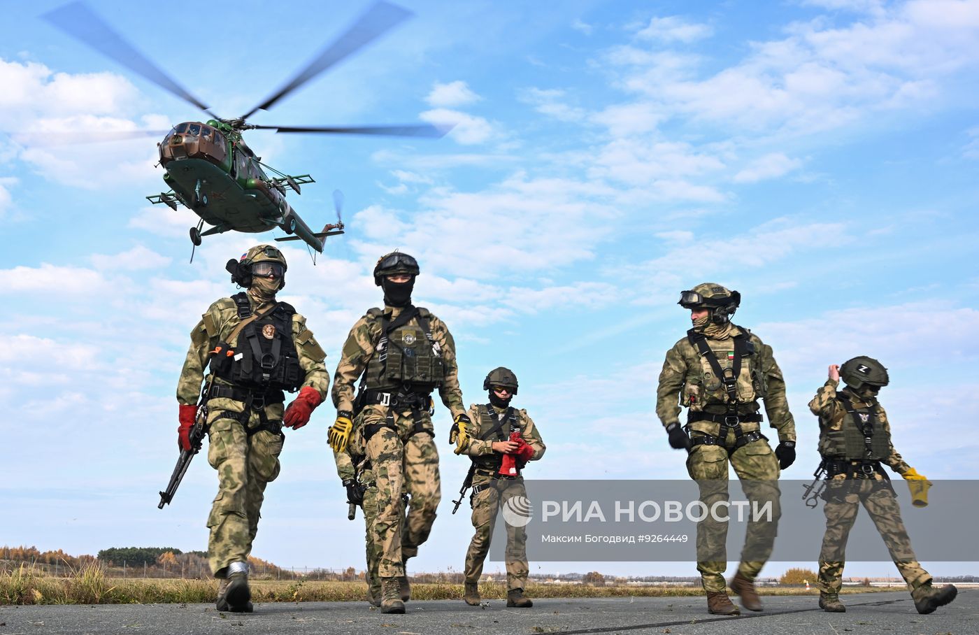 Беспарашютное десантирование бойцов спецподразделений Росгвардии с вертолета в Татарстане