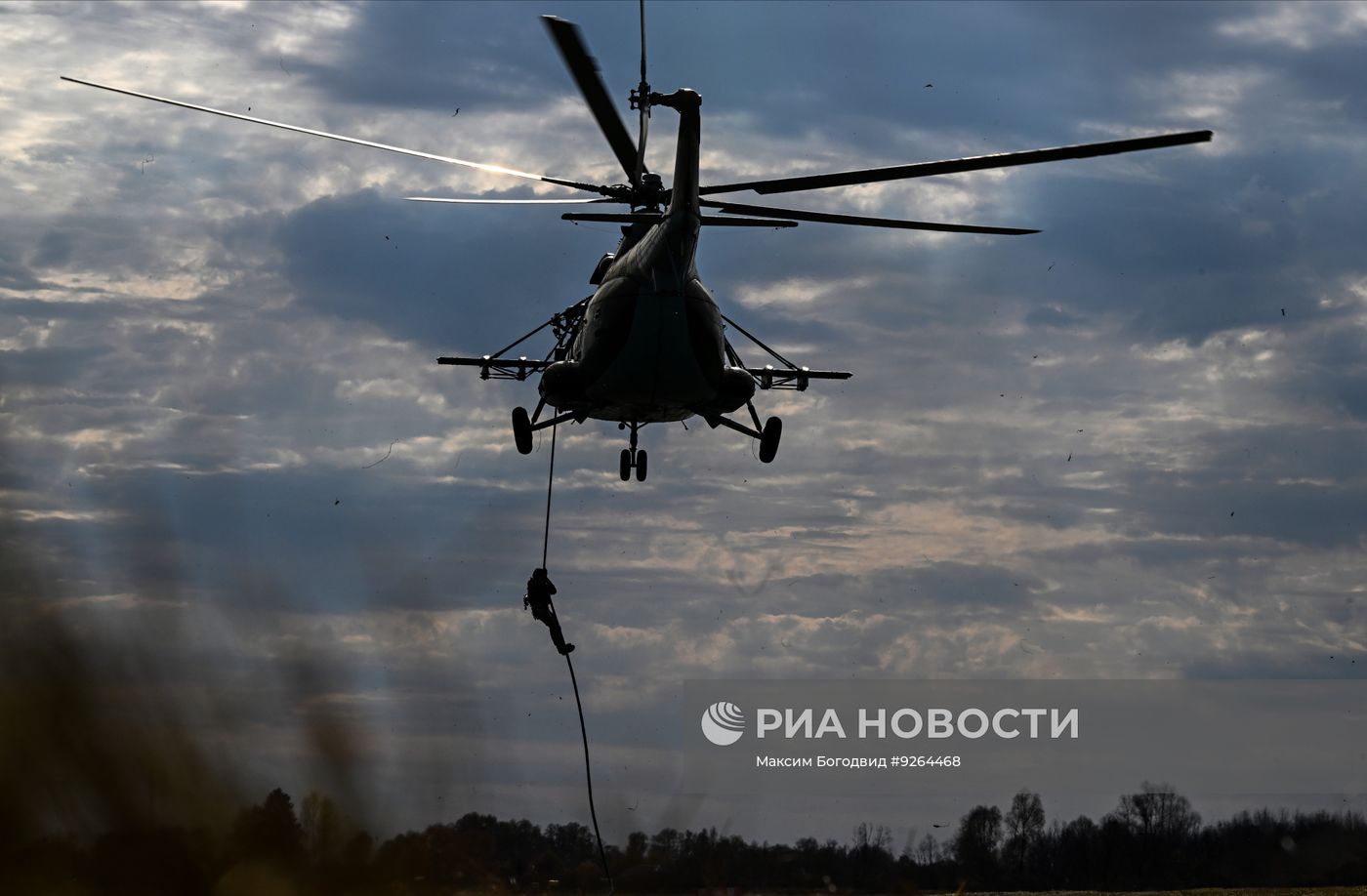 Беспарашютное десантирование бойцов спецподразделений Росгвардии с вертолета в Татарстане