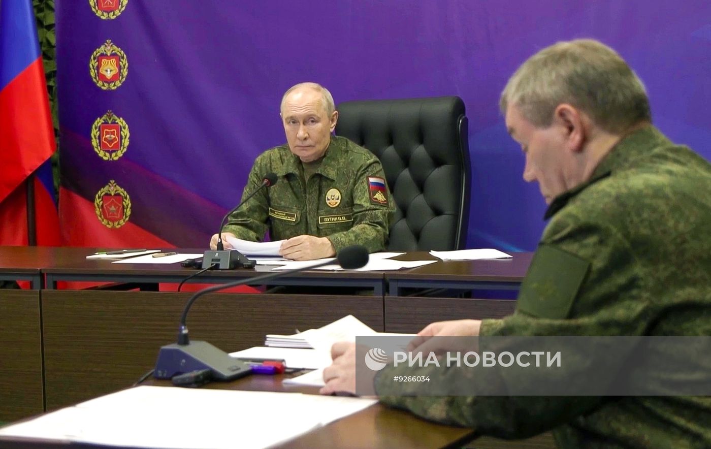 Президент Владимир Путин посетил вспомогательный пункт управления объединенной группировки войск
