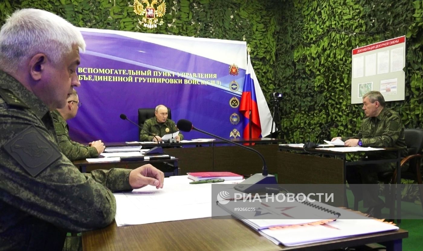 Президент Владимир Путин посетил вспомогательный пункт управления объединенной группировки войск