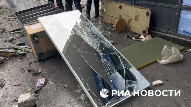 Протестующие в Париже громят витрины магазинов и банкоматы, жгут остановки общественного транспорта и автомобили