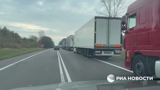 Очередь грузовиков на выезд с Украины в Польшу растянулась на десятки километров