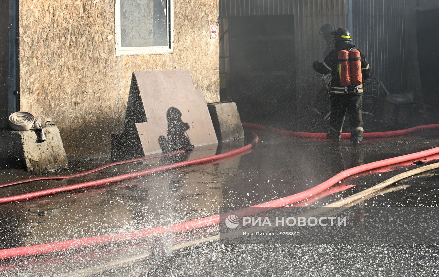 Автосервис загорелся в Лианозовском проезде в Москве
