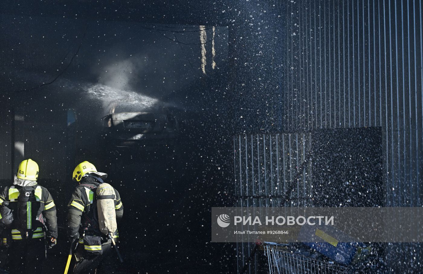 Автосервис загорелся в Лианозовском проезде в Москве