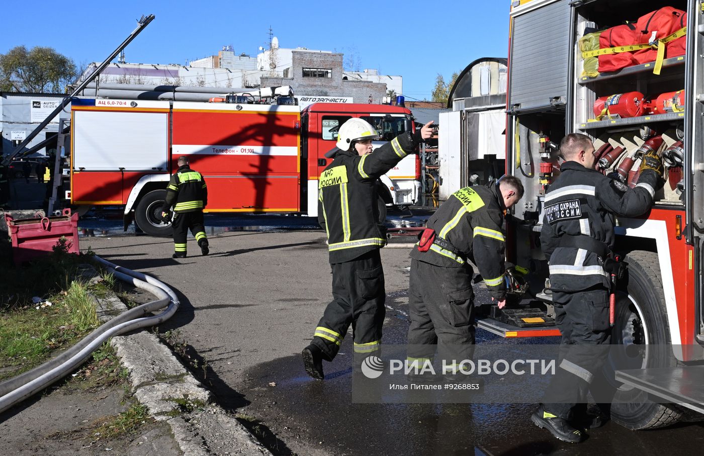 Автосервис загорелся в Лианозовском проезде в Москве