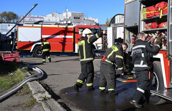 Автосервис загорелся в Лианозовском проезде в Москве