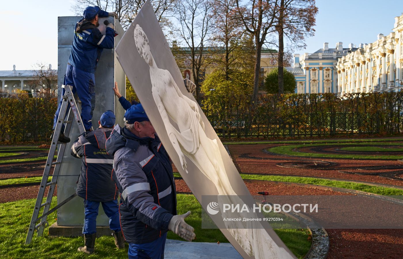 Укрытие скульптур на зимний период в музее-заповеднике "Царское село"