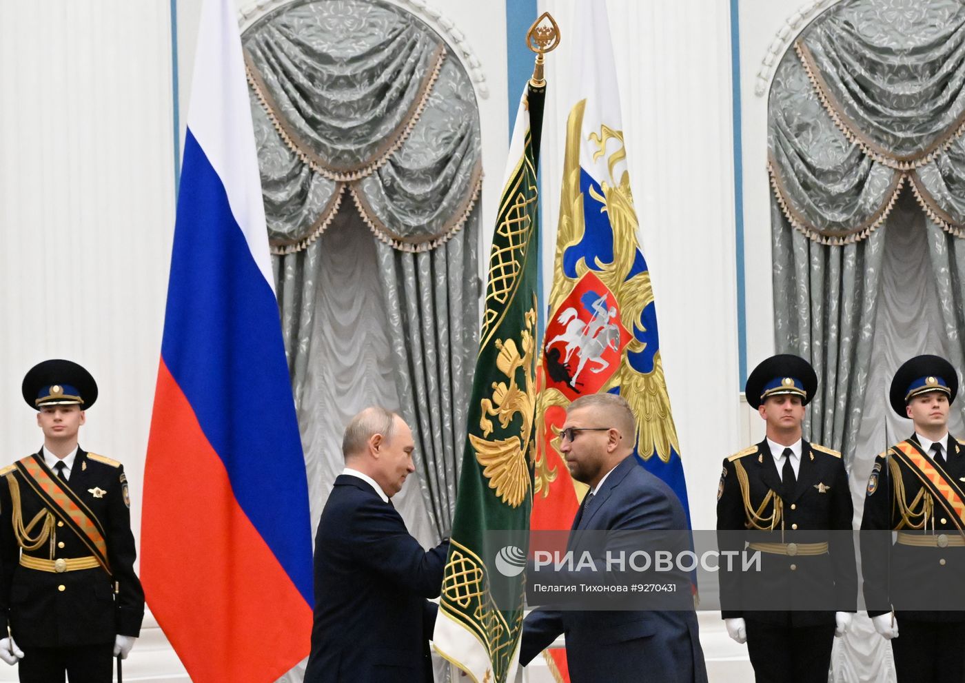 Президент Владимир Путин вручил знамя ФТС главе службы Валерию Пикалеву