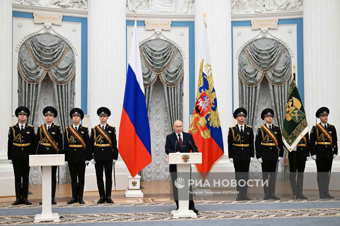 Президент Владимир Путин вручил знамя ФТС главе службы Валерию Пикалеву