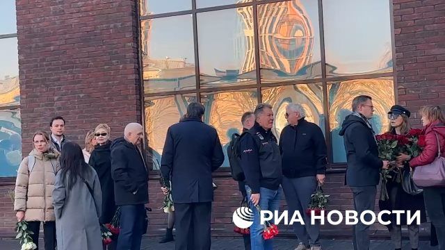 Люди собираются на церемонию прощания с журналистом Пономаревым в Москве