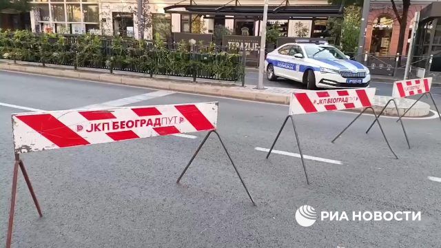 перекрытая полицей центральная улица Краля Милана в квартале где расположена Республиканская избирательная комиссия и выходят на улицу здания городского собрания и администрации президента