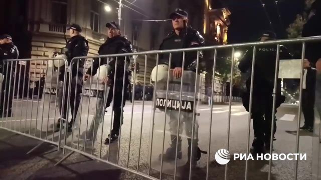Кордон тяжело экипированный полиции перед Республиканской избирательной комиссией