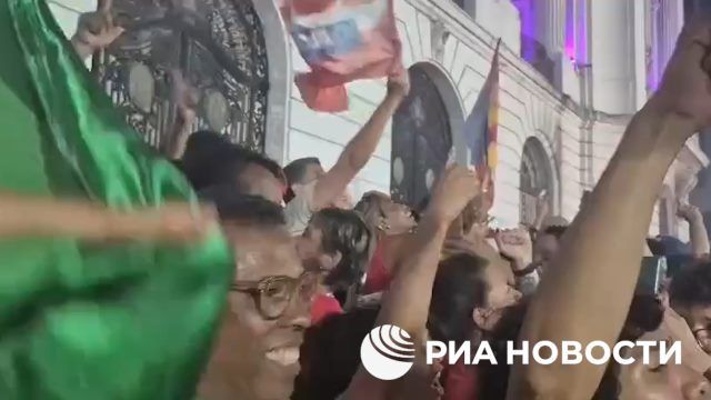 Сторонники Лулы да Силвы празднуют его победу на выборах президента Бразилии