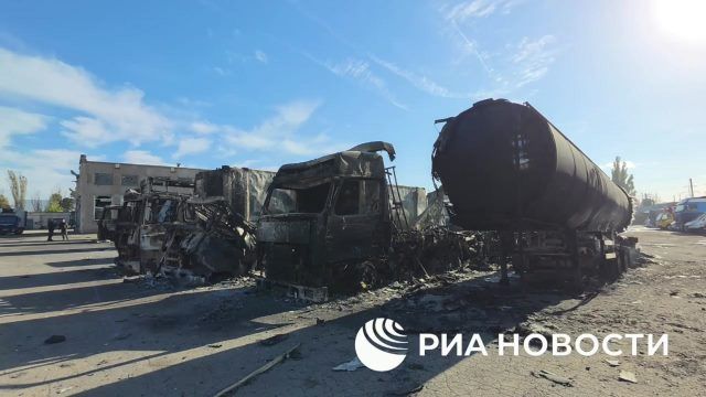 Более 20 грузовых авто сгорели из-за атаки дронов ВСУ в Донецке
