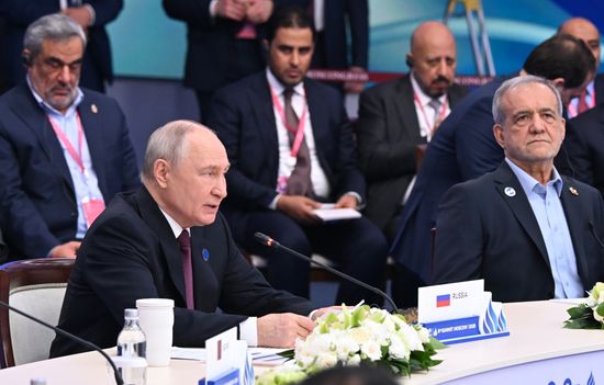Президент РФ Владимир Путин и президент Исламской Республики Иран Масуд Пезешкиан (справа) на пленарном заседании восьмого саммита Форума стран-экспортеров газа в Москве. Место: Россия, Москва. Автор: Максим Богодвид/РИА Новости. Пленарное заседание саммита ФСЭГ