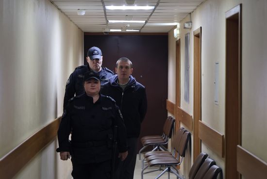 Суд по делу о военных фейках блогера Ильи Ремесло в Санкт-Петербурге