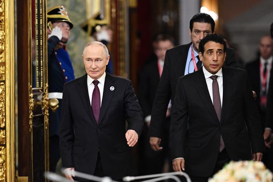 Президент РФ Владимир Путин и председатель Президентского совета Ливии Мухаммед Менфи во время встречи на полях восьмого саммита Форума стран-экспортеров газа в Москве. Место: Россия, Москва. Автор: Сергей Бобылев/РИА Новости. Президент Владимир Путин встретился с председателем Президентского совета Ливии Мухаммедом Менфи